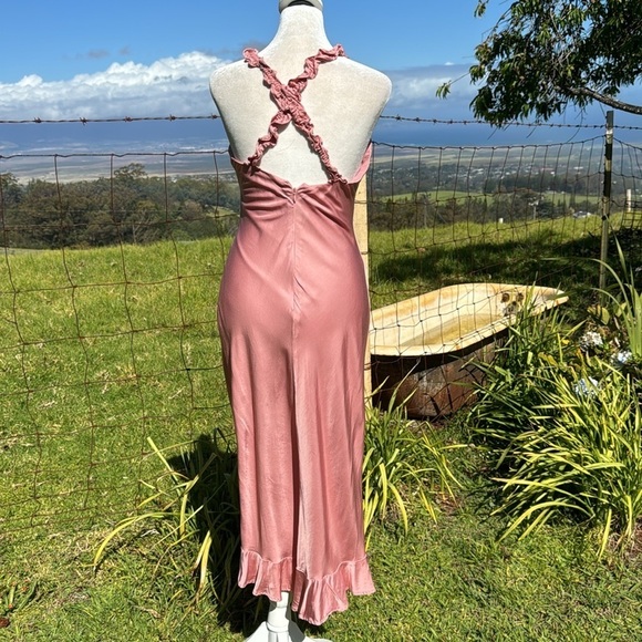 Revolve Cross Back Ruffle Strap Dress Blush
ASTR the Label Retro Old Hollywood - Picture 4 of 9